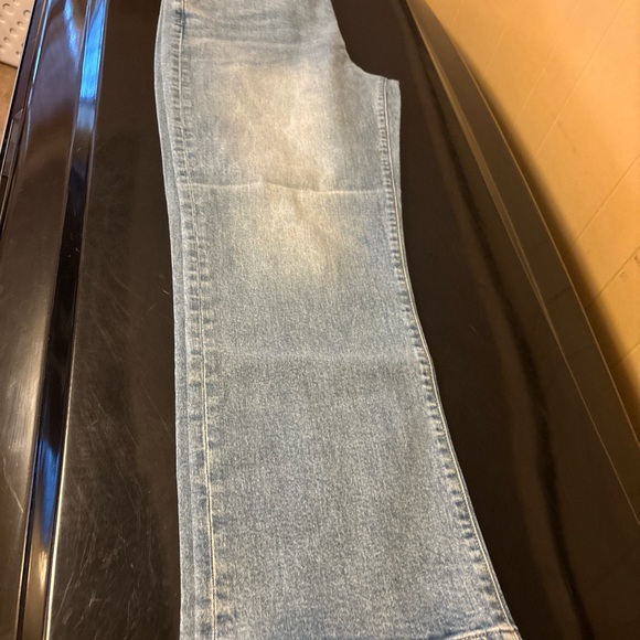 Ladies Size 10 Long High Rise Relaxed Straight Ankle Jeans in Light Denim. - Picture 9 of 9